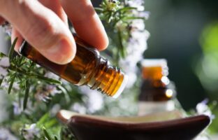 Дали маслото од рузмарин помага за раст на косата?