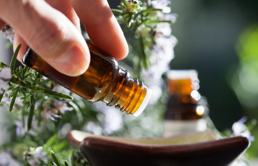 Дали маслото од рузмарин помага за раст на косата?