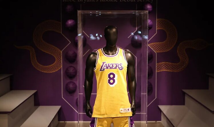 Дрес на Коби Брајант продаден за седум милиони долари