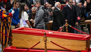 Ковчегот на папата Франциско затворен, погребот в сабота наутро