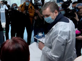 Кој им дозволил на Вучиќ и новинарите да влезат кај пациентите од Македонија: студентите  бараат одговорност