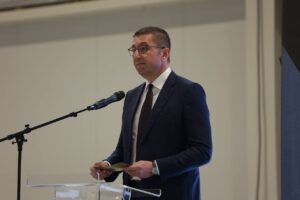 Мицкоски: Владата почнува постапка за набавка на 120 еколошки автобуси