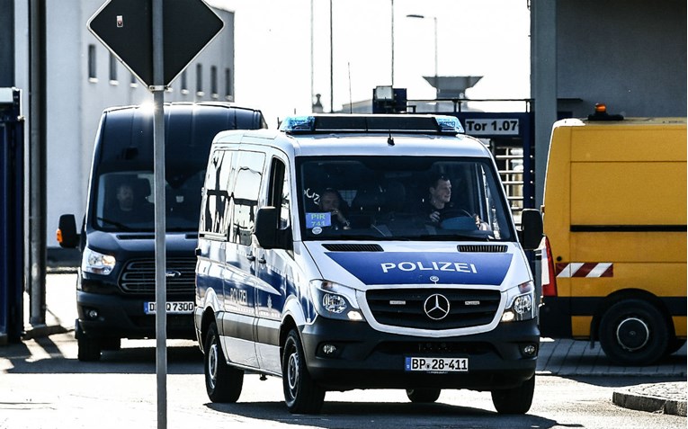 Млад маж избол купувачи  пред познат супермаркет: драма во Германија