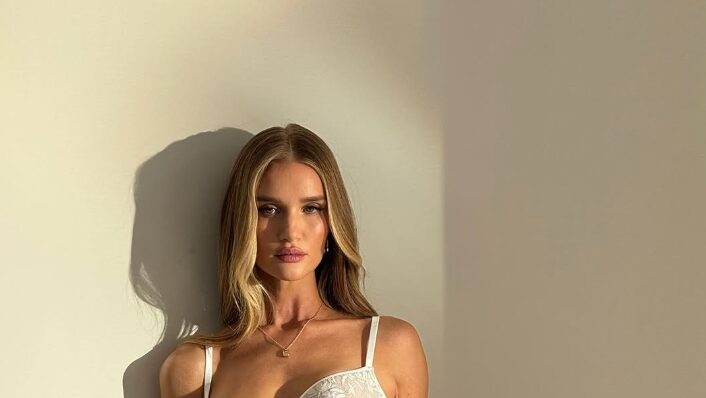 Рози Хантингтон-Вајтли позираше во бела долна облека и ги воодушеви обожавателите