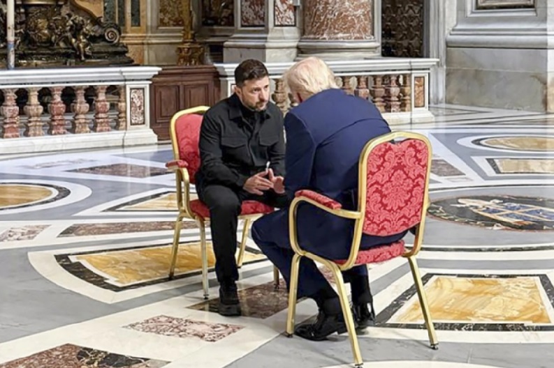 Трамп и Зеленски разговараа 15 минути пред погребот, нова средба подоцна