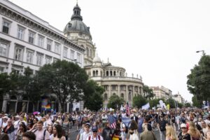 Унгарија забранува јавни активности на ЛГБТ заедницата во земјата