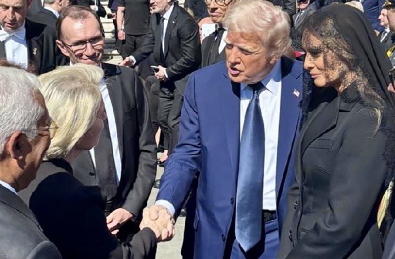 (Фото) Фон дер Лајен се пофали дека се ракувала со Трамп пред базиликата