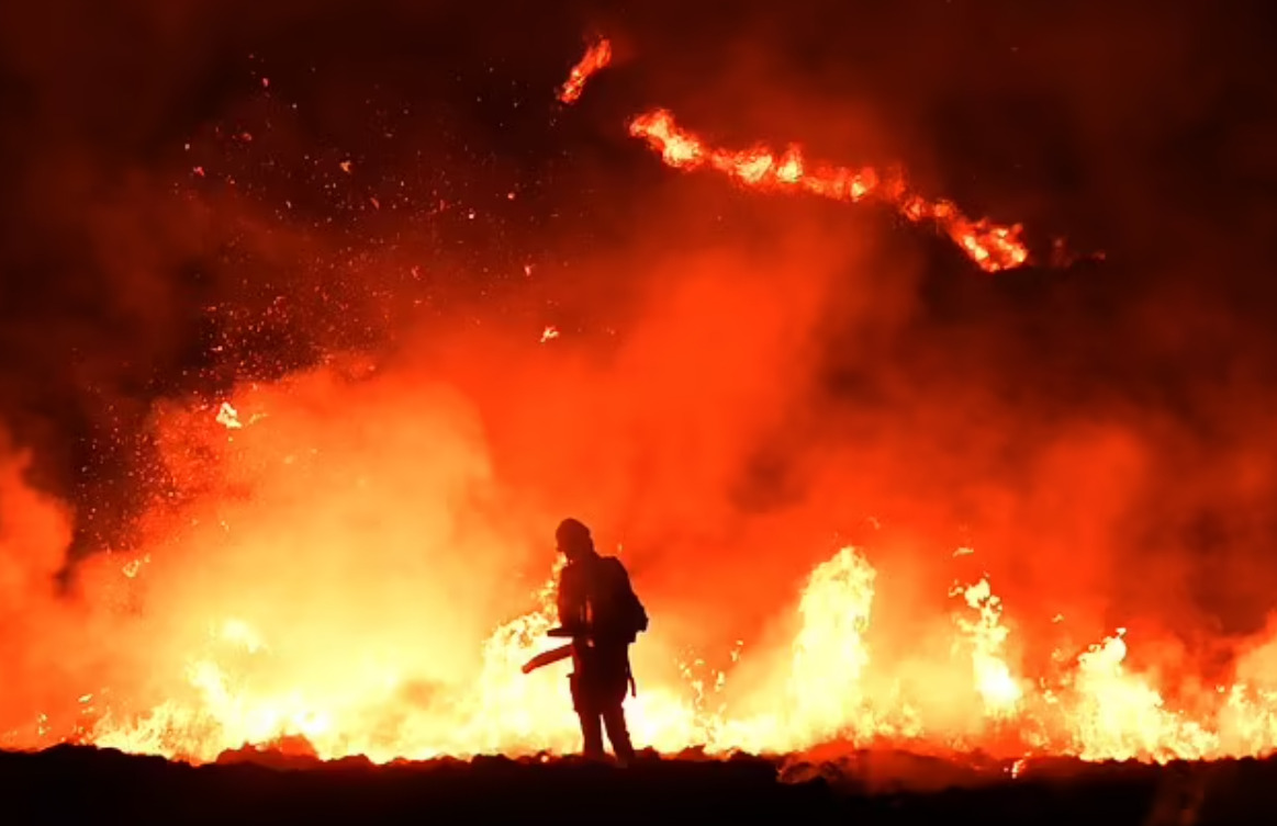 (Фото+видео) Апокалиптични сцени од Британија: Повеќе од 100 пожарникари на терен, пожарот се прошири и во Северна Ирска