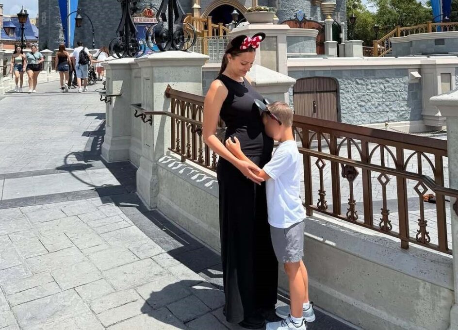 Александра Пријовиќ уживаше во Дизниленд со семејството, го покажа својот труднички стомак