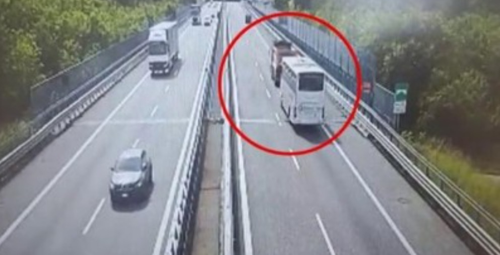 (Видео) Автобус полн со деца удри во камион во Италија: камерите го снимија судирот