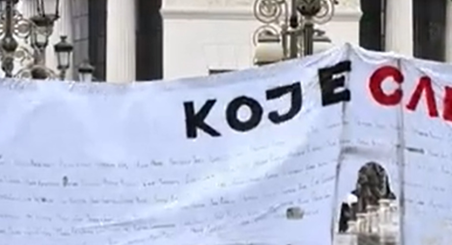 (Видео) Бело платно со имињата на жртвите од пожарот во Кочани пред Обвинителството