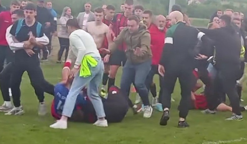 (Видео) Брутална тепачка на фудбалери во Србија