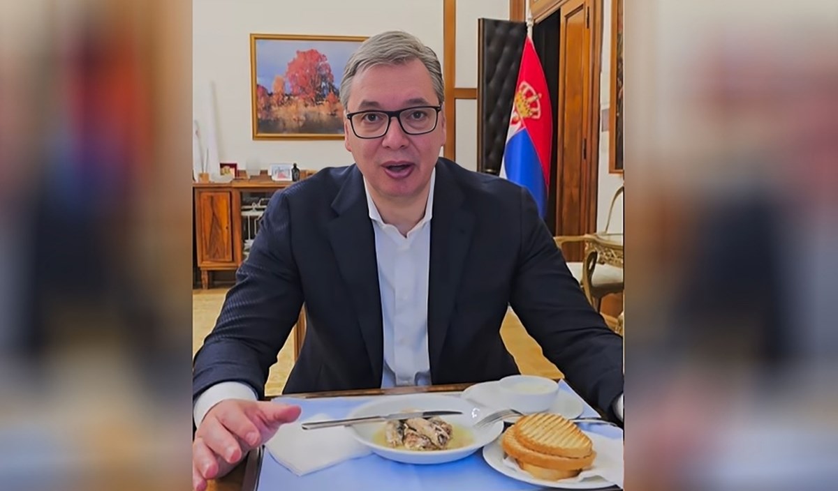 (Видео) Вучиќ сниман како јаде сардини без кромид: „Ми се врати чудната енергија“