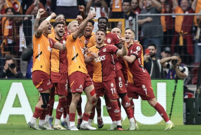 (Видео) Голманот Муслера со гол ја „завери“ 25-та титула на Галатасарај