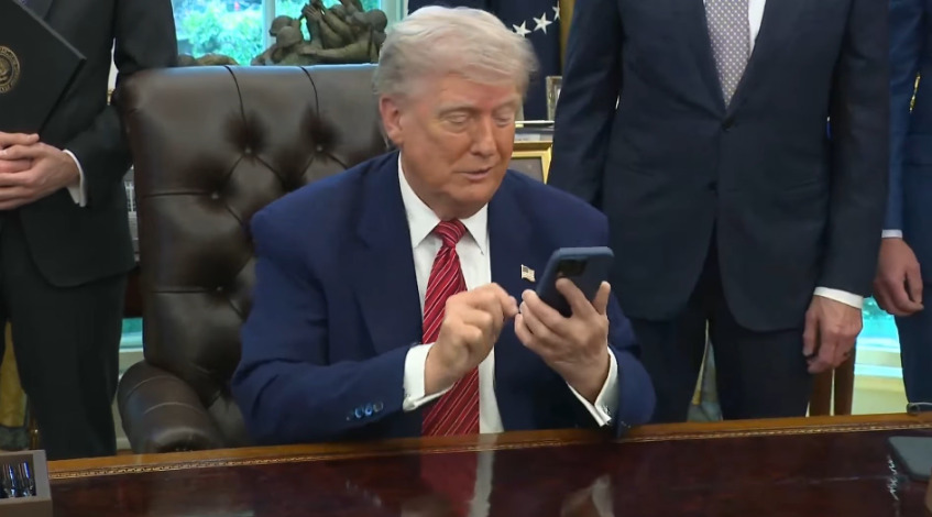 (Видео) Два пати заѕвони телефонот на Трамп на прес-конференција: „Се јавуваат да ни честитаат“