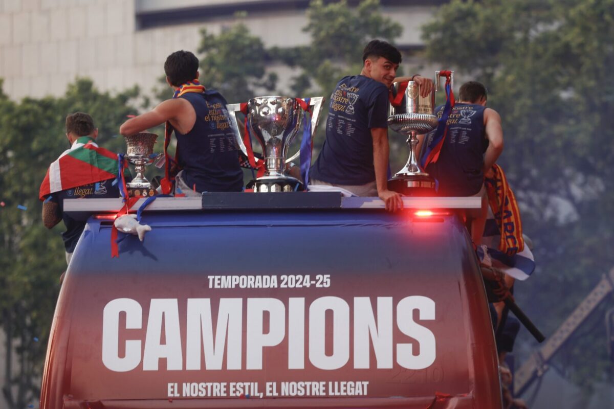 (Видео) Дефанзивец на Барселона падна од автобусот за време на прославата на титулата