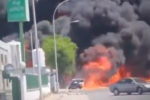 (Видео) Експлозија и пожар во близина на Севиља: 80.000 луѓе се затворени во домовите поради токсичен чад