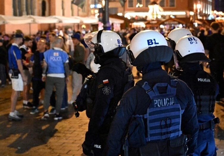 (Видео) Жестока тепачка меѓу навивачите на Челзи и Бетис