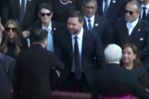 (Видео) Зеленски и Венс се сретнаа за првпат по жестоката кавга во Белата куќа