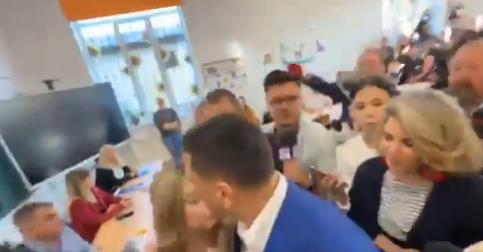 (Видео) Инцидент на изборите во Романија, полицијата го истера кандидатот Симион од избирачкото место