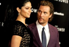 (Видео) Метју Меконахи и неговата сопруга без панталони и без срам