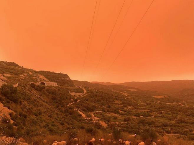 (Видео) На Крит, како во Сахара, песок го покри познатиот остров, небото целосно ја промени бојата