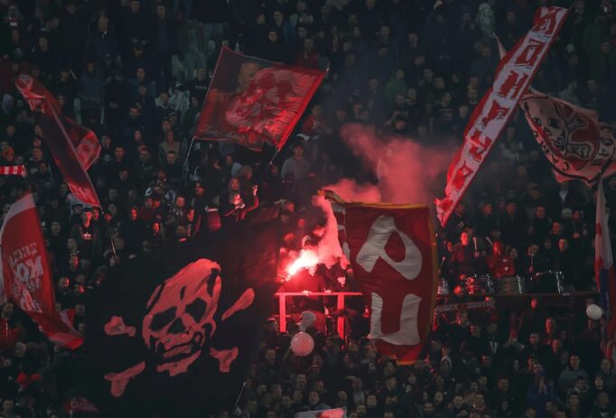 (Видео) Навивачите на Црвена звезда упадна на стадионот на Партизан