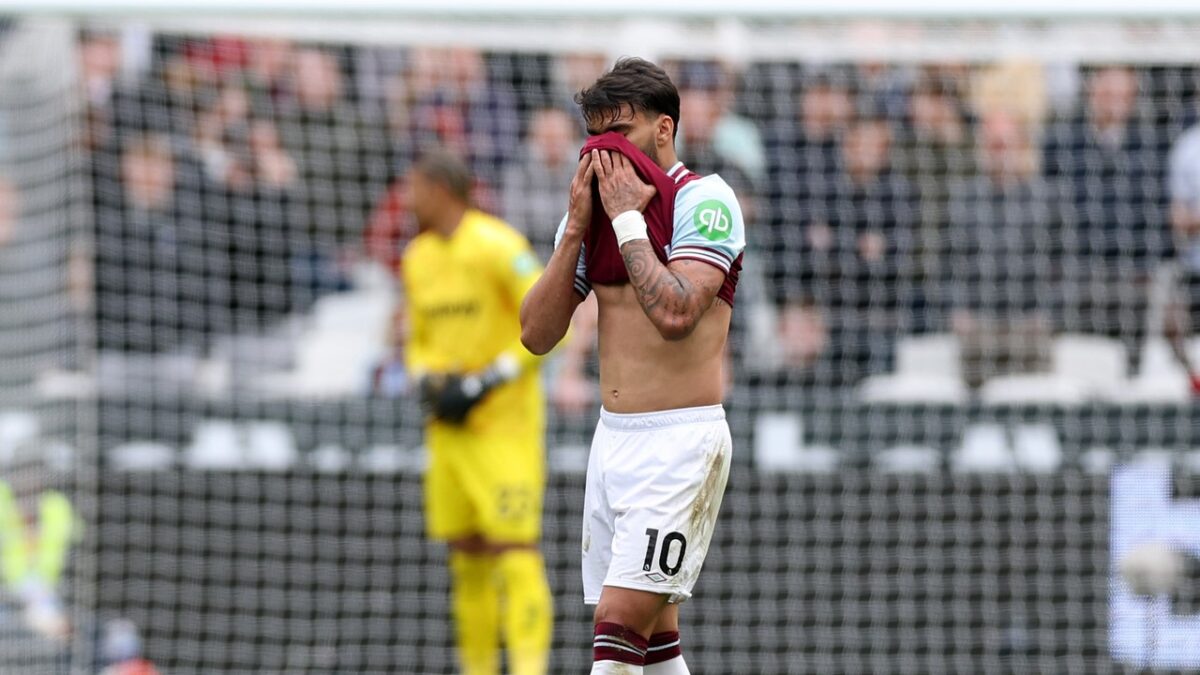 (Видео) Пакета доби жолт картон па заплака, го тешеше судијата Мајкл Оливер