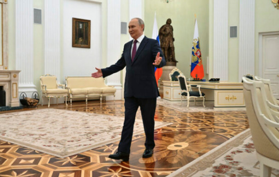 (Видео) Путин го покажa својот луксузен стан во Кремљ