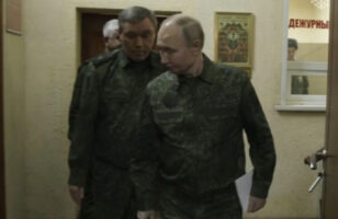 (Видео) Путин и волонтери со чај и слатки: рускиот претседател го посети Курскиот регион на границата со Украина