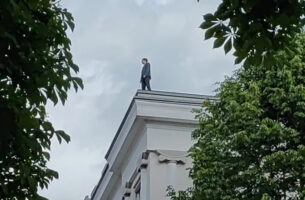 (Видео) Словенечки политичар се качи на покривот на Парламентот, се закани дека ќе се самоубие