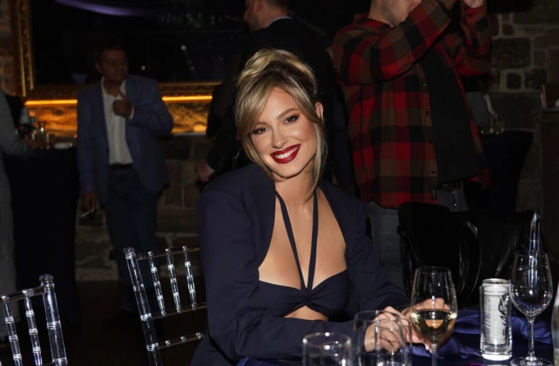 (Видео) Српска пејачка објави провокативна снимка: позираше покрај базен, а синото бикини е во преден план