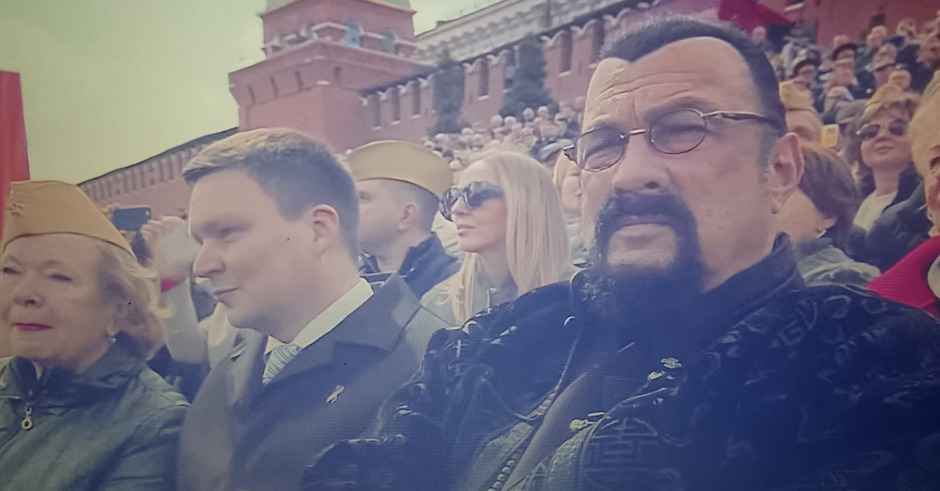 (Видео) Стивен Сигал снимен на воената парада во Москва