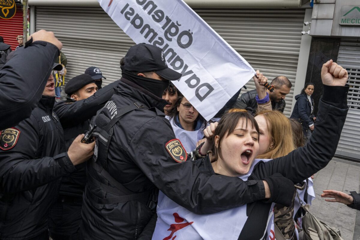 (Видео) Турската полиција на нозе: приведени 384 лица по судирите на протестите