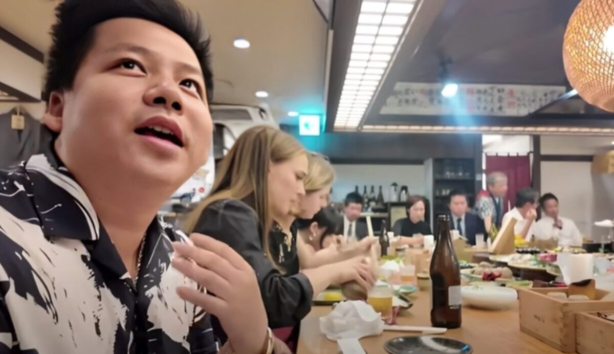 Влогер снимал видео, немал претстава дека до него седи позната холивудска актерка