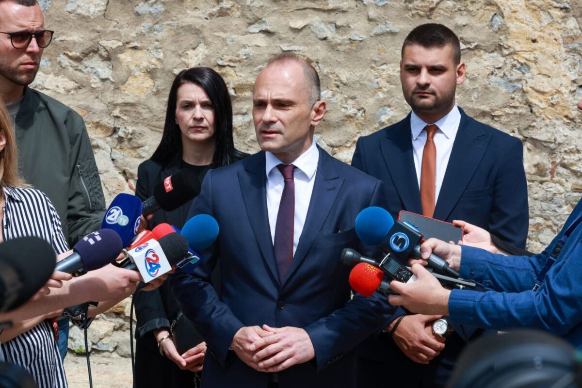 Дали Филипче ќе учи од Заев како да профитира со лажни идентитети и како се штанцаат пасоши за 215 белосветски криминалци, прашува ВМРО-ДПМНЕ
