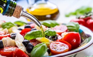 Дали јадете краставица и домат заедно во салата: што може да се случи со телото