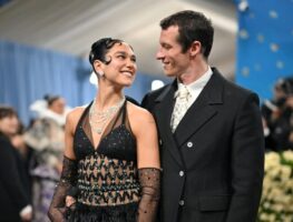 Дуа Липа го имаше своето деби на Мет Гала со својот вереник, го покажа и прстенот