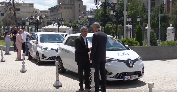 Изнајмување електричен автомобил ќе чини 22 денара за километар и 5 денари за минута, Божиновска и Меџити направија сефте возење