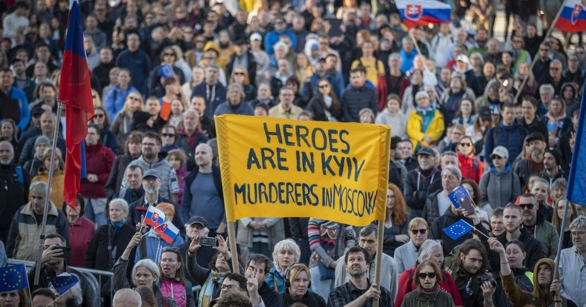 Илјадници протестираа во Словачка. „Фицо го помина Денот на победата со воен злосторник“