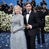 Памела Андерсон без шминка и храбра фризура на Мет Гала