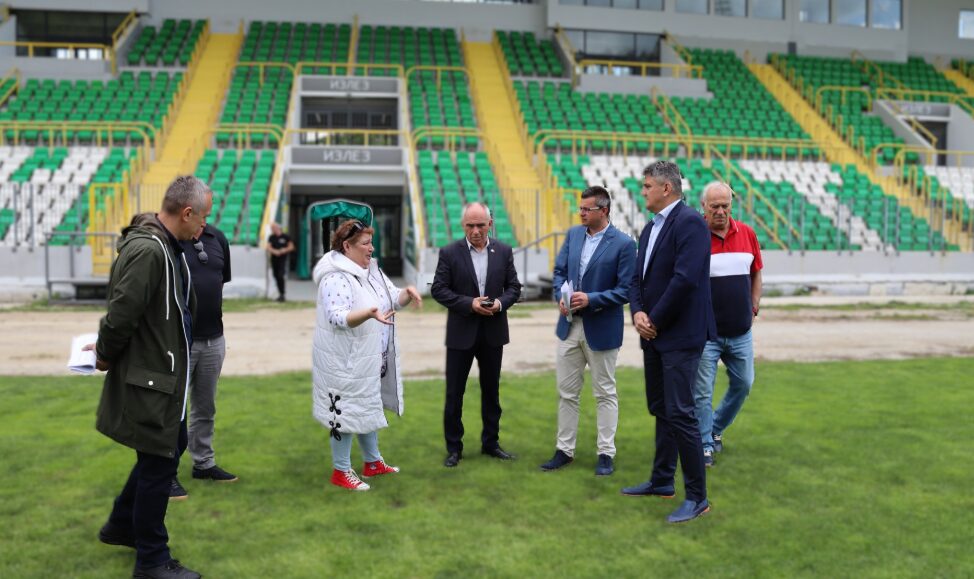 Првиот човек на ФФМ провери како тече работата на стадионот во Битола, треба да се исполни условот на УЕФА