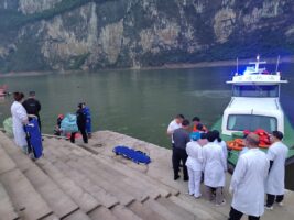 Силни ветрови превртеа четири брода во Кина: 84 туристи паднаа во река, десет загинаа