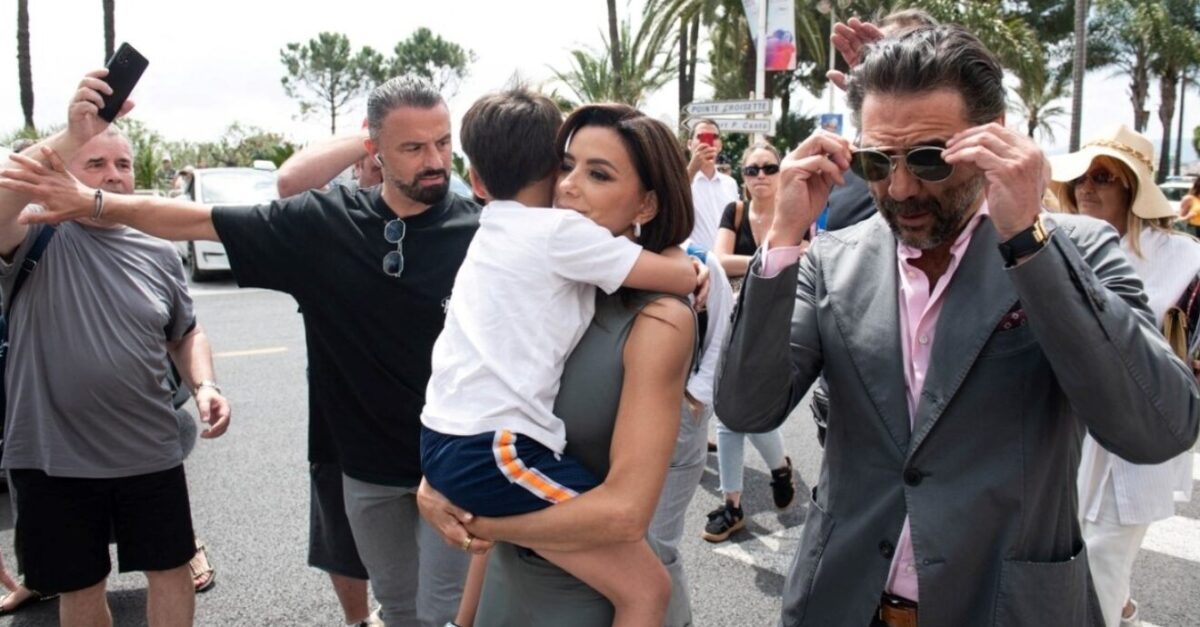 Синот на Ева Лонгорија го украде шоуто во Кан, викаше: „Престани да ја фотографираш мајка ми“