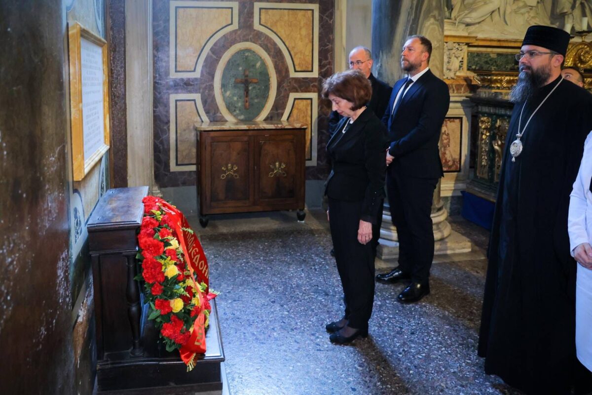 Сиљановска положи венец пред спомен плочата на македонски јазик во базиликата во Рим