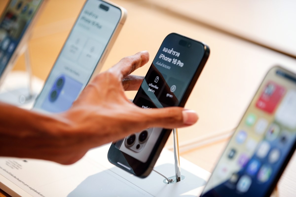 Трамп: Ќе воведам царина од 25 отсто на Apple ако не почне да произведува iPhone телефони во САД