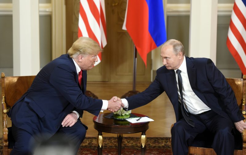 Трамп: Ништо нема да се случи додека не се сретнеме со Путин