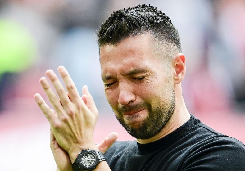 Тренерот на Ајакс се расплака на теренот па си поднесе оставка