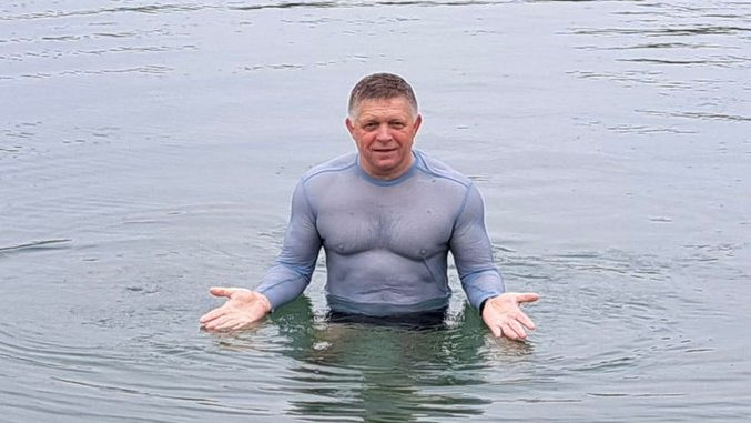 Фицо пливаше во Дунав по шпекулациите за неговото здравје