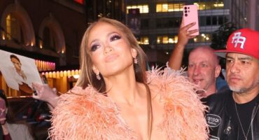 (Фото) Џеј Ло имаше лоша среќа со фустанот, па ги покажа градите